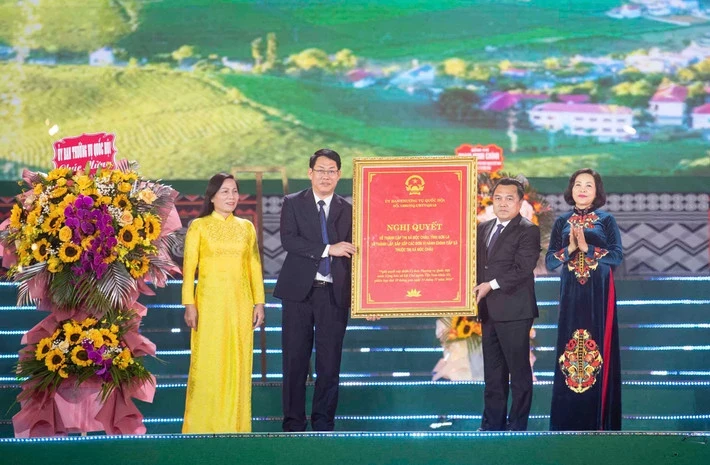 Phó Chủ tịch Quốc hội Nguyễn Thị Thanh trao Nghị quyết thành lập thị xã Mộc Châu